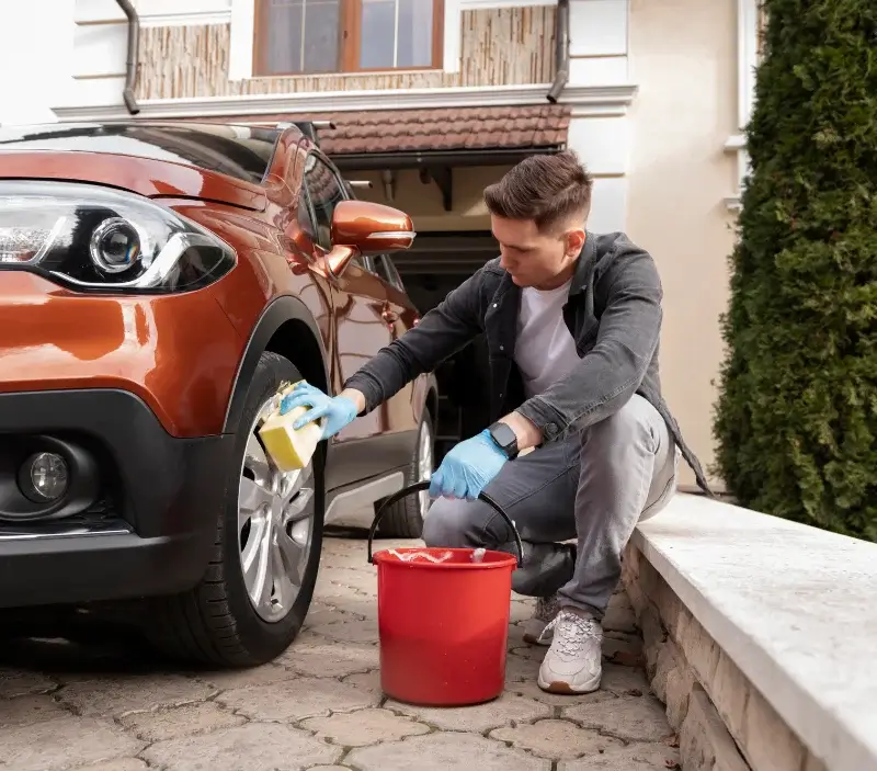 Lavage auto à domicile Melgven : professionnel intervenant sur un véhicule